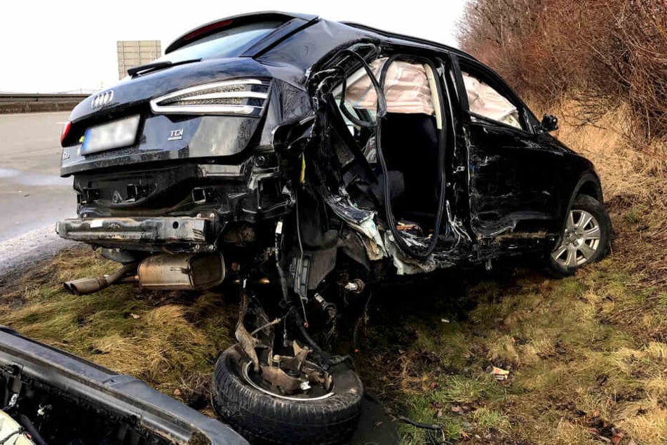 Der Audi hatte die Gefahrensituation offenbar zu spät erkannt und krachte in den Polizeiwagen.