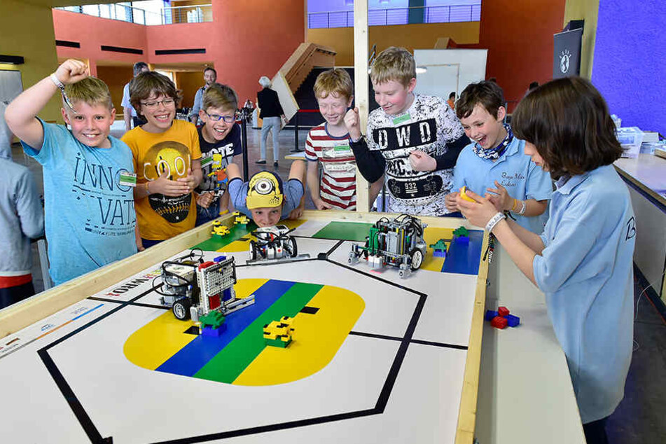 Spannung und Freude pur: Die Teilnehmer verfolgten mit Feuereifer den
Auftritt ihrer Roboter auf dem
Spieltisch.