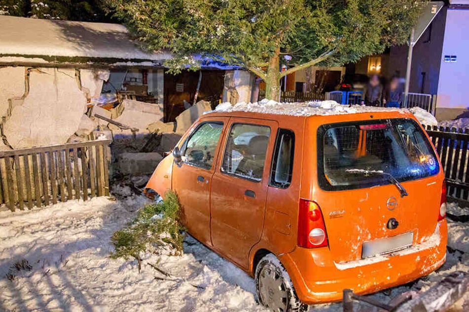 Der Opel krachte gegen eine Garagenmauer.