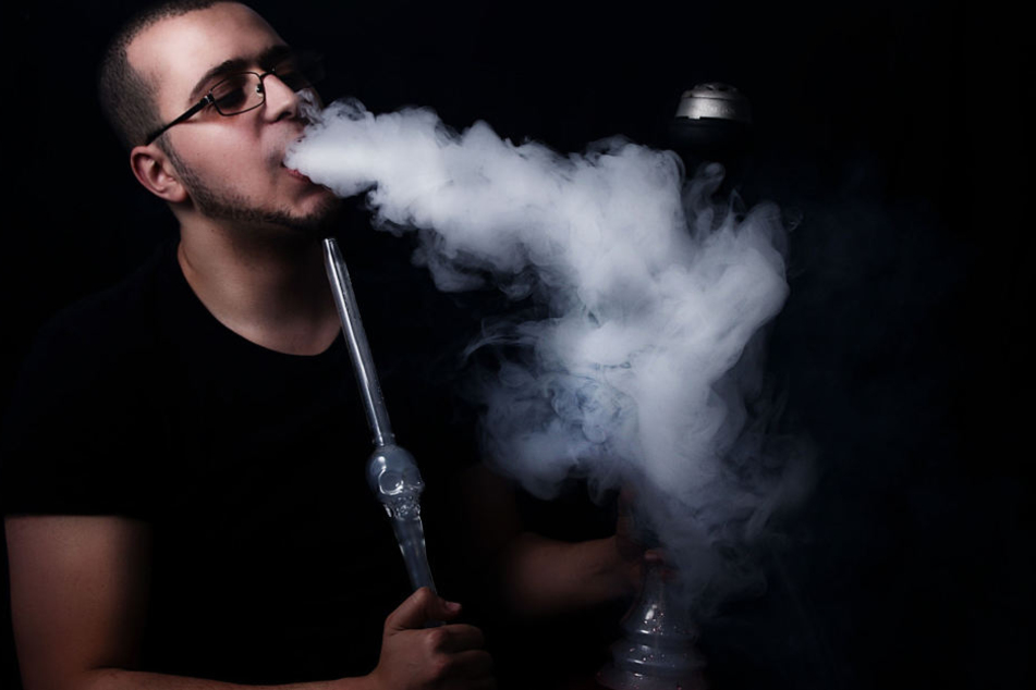 Shisha-Rauchen ist bei Jugendlichen beliebt. Was nur wenige wissen: Der Rauch
kann aus mehreren Gründen wesentlich schädlicher sein als der von
Zigaretten.