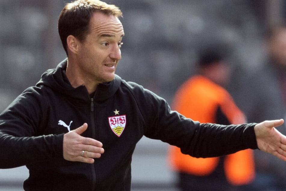 VfB-Interimscoach Nico Willig gegen Hertha BSC an der Seitenlinie.