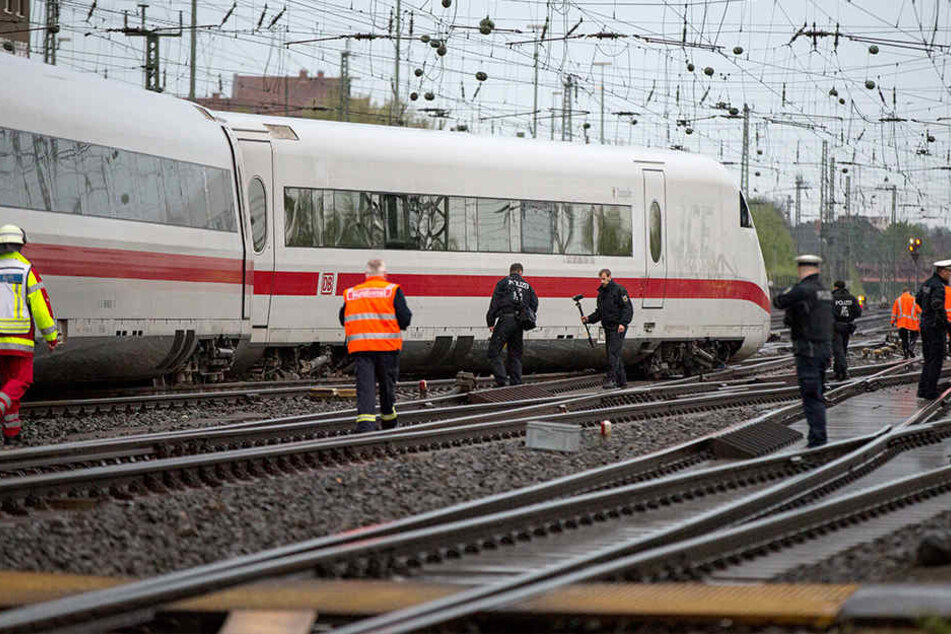 Die beiden letzten Wagen des Zuges waren bei der Einfahrt in den Bahnhof aus dem Gleis gesprungen.