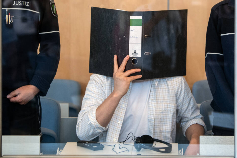 Der Prozess gegen den mutmaßlichen islamistischen Rizin-Bombenbauer von Köln und seine Ehefrau beginnt in Düsseldorf.