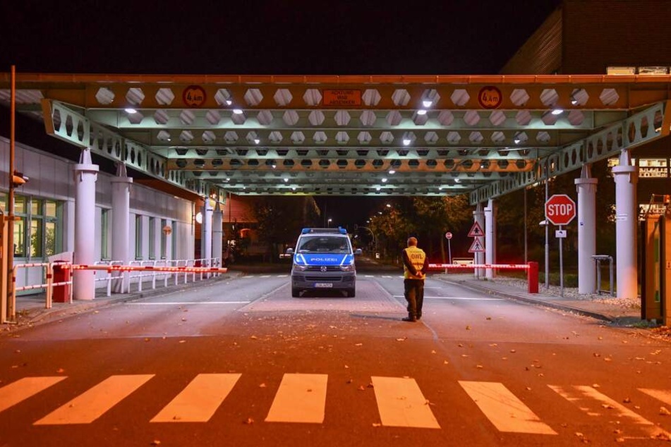 Polizei vor dem Hermes-Versandzentrum in Haldensleben.