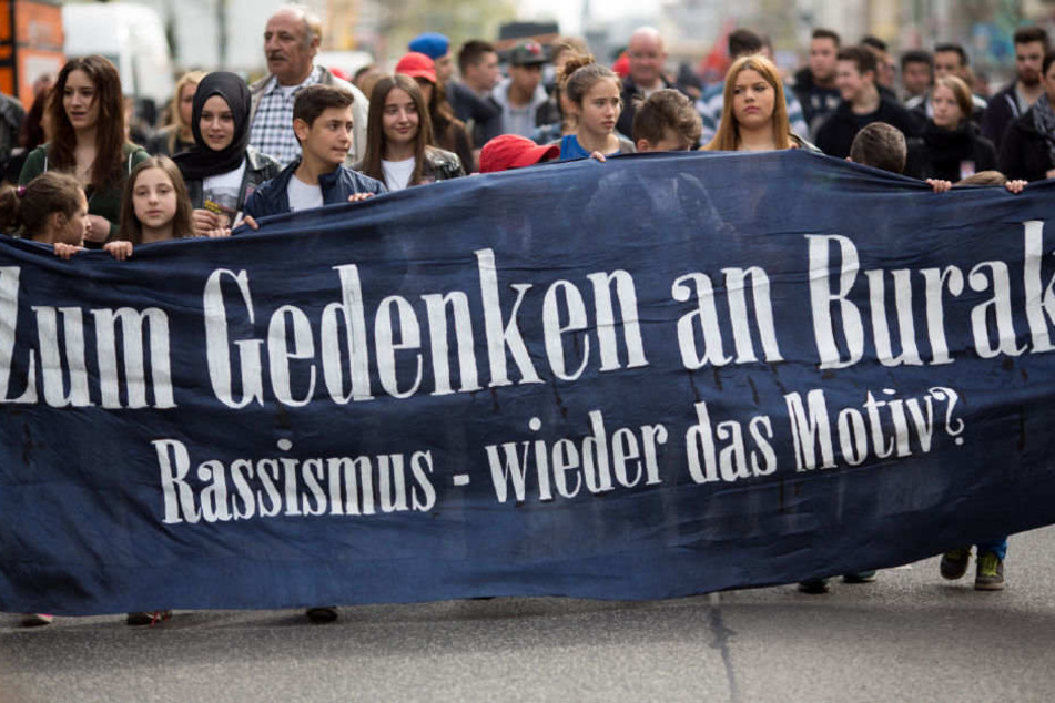 Zwei Jahre nach der Tat gehen die Menschen auf die Straße. Bis heute ist der Mord an Burak B. nicht aufgeklärt.