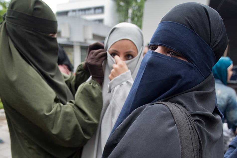 Verschleierte Frauen 2014 bei einer Kundgebung des Salafistenpredigers Pierre Vogel.