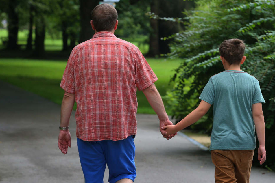 Als der Sohn den beiden Jugendlichen folgte, kam sein Vater mit. Die restliche Gruppe wartete wohl bereits. (Symbolbild)