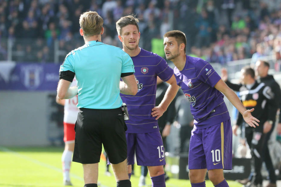 Dimitrij Nazarov sah in der ersten Halbzeit nach einem Einwurf die rote Karte.