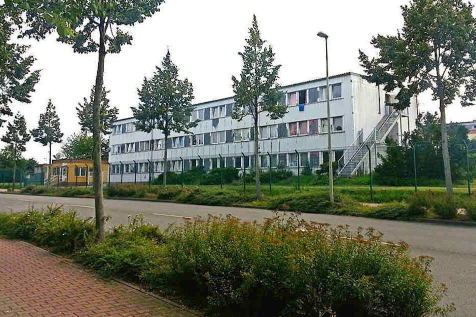 Ein 23-jähriger Tunesier hat am Dienstagabend versucht seine Mitbewohner mit einem Messer zu verletzen.