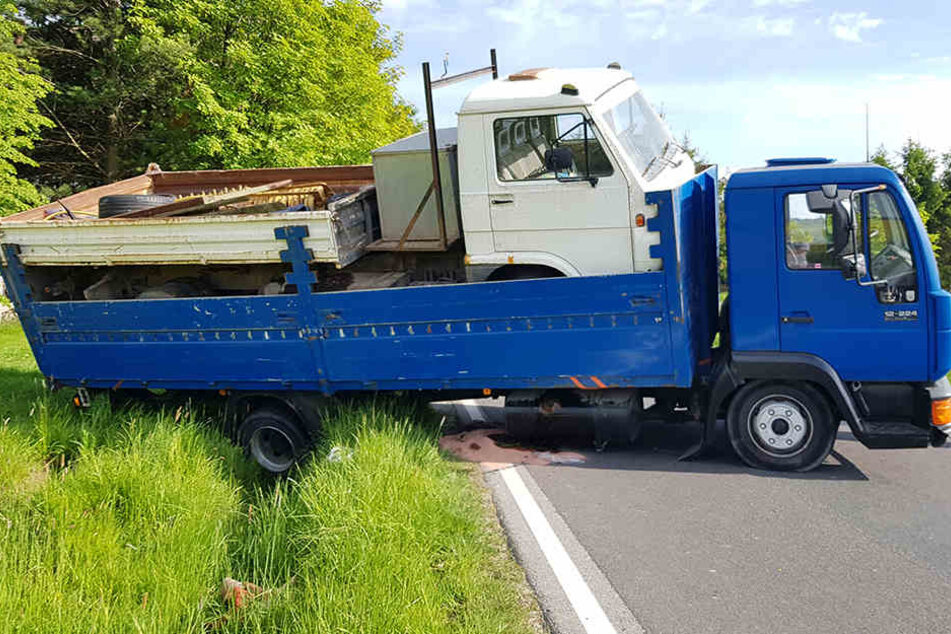 Auf der schmalen Straße wollte der LKW-Fahrer wenden - und übersah den Graben.