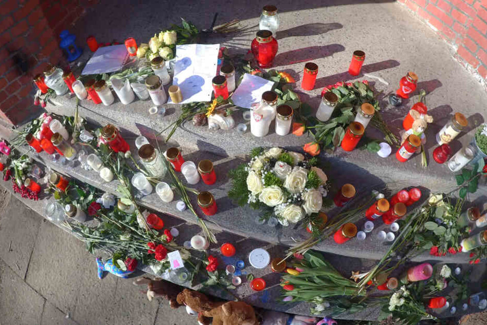 Die Eltern der Kinder haben dem Mädchen mit Kerzen und Blumen gedacht.