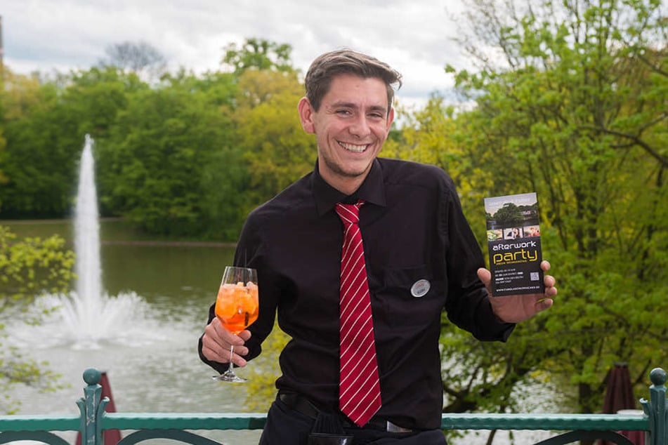 Freut sich auf die neue Afterwork-Open-Air-Saison im Carolaschlösschen:
Restaurantleiter Mario Gorks (28) lädt ab nächste Woche jeden Donnerstag in den
Großen Garten zum Feiern.