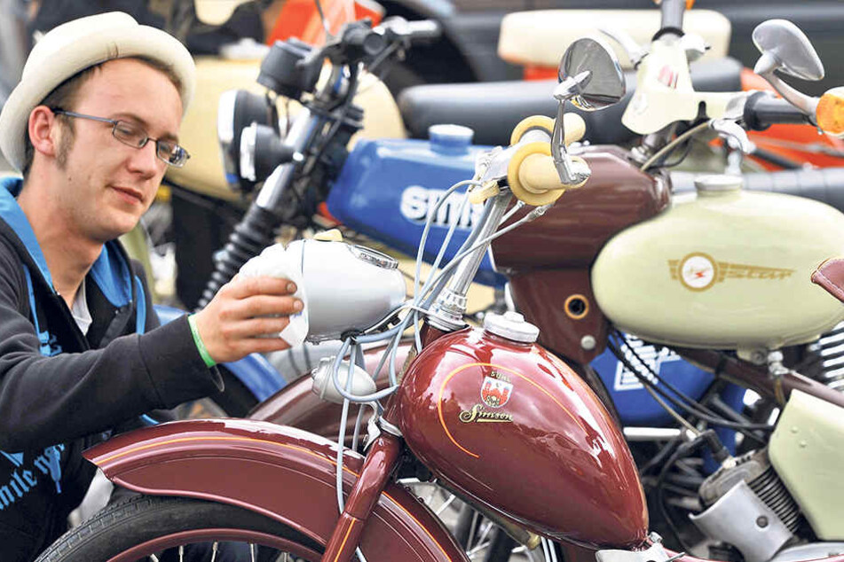Das Zwickauer
Simsontreffen
ist das größte
in Deutschland.
Mehr
als 1500 der
knatternden
Zweitakt-Mopeds
werden
erwartet.