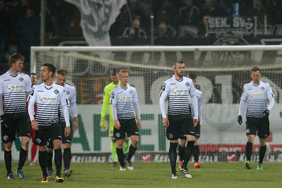Die Aalener Spieler sind die Leidtragenden und schleichen mit hängenden Köpfen vom Platz.