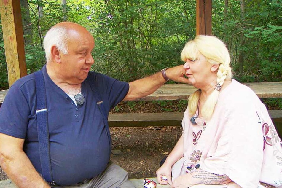 Jürgen tröstete Maggie, wischte ihr sogar die Tränen weg.