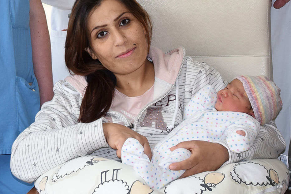 Asia Faray (li.) hält ihre Tochter Angela Merkel Muhammed im Arm.