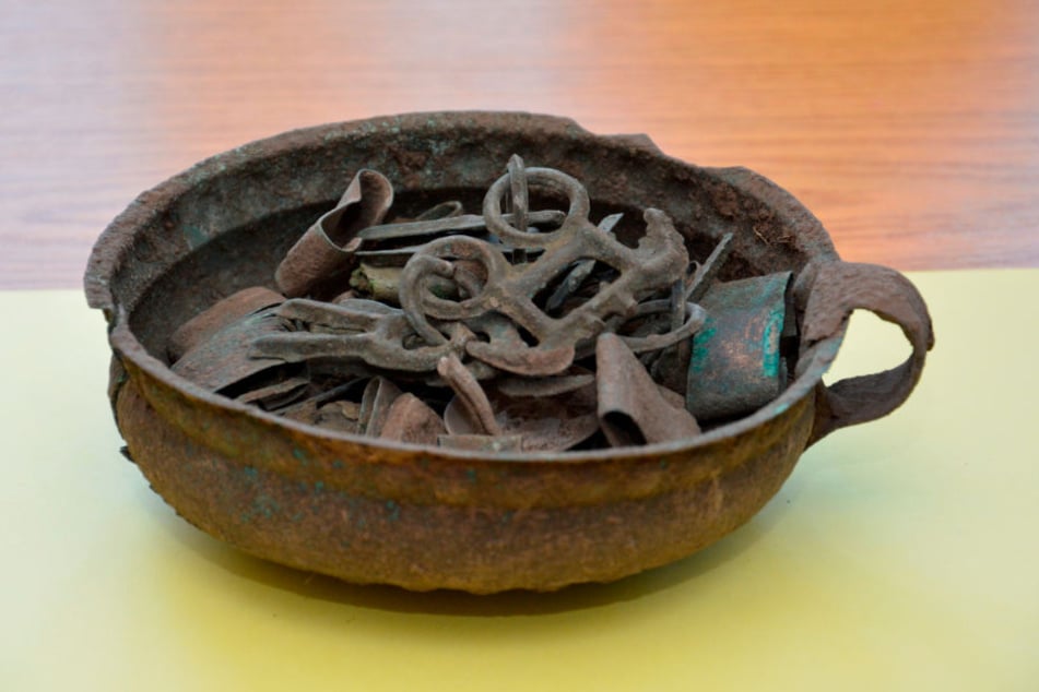 Einen rund 3100 Jahre alten Bronzeschatz stellte die Polizei bei einer Wohnungsdurchsuchung in Querfurt (Saalekreis) sicher.