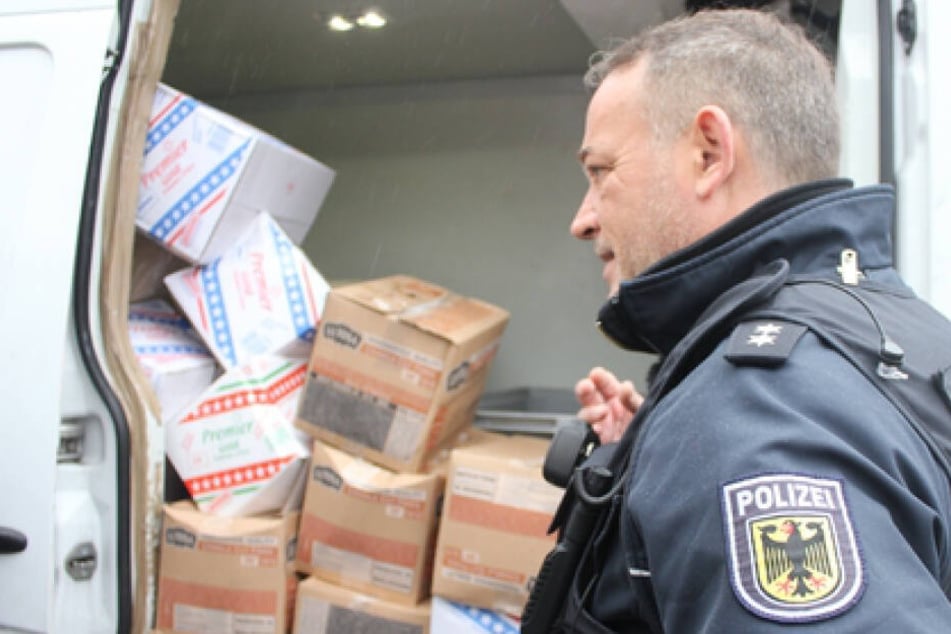 Ein Bundespolizist kontrollierte den Lieferwagen.