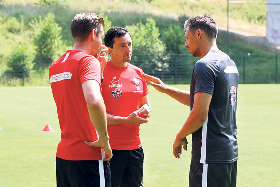Mit Sören Gonther (r.) hat FCE-Coach Daniel Meyer (M.) einen erfahrenen Zweitliga-Profi dazubekommen.