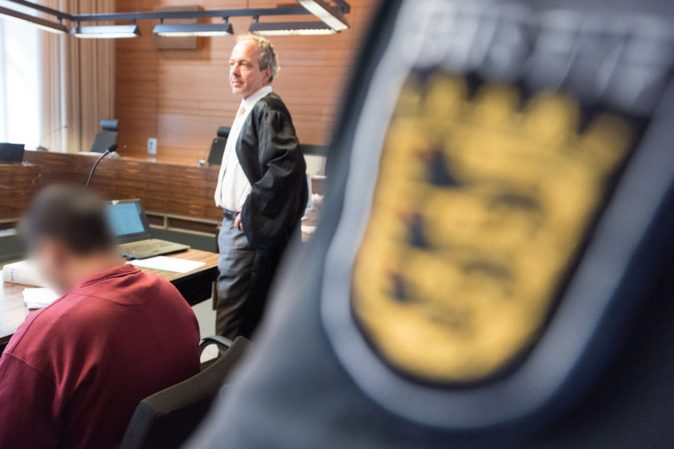 Am Dienstag soll der Pflegevater von Hussein K. aussagen. Unter anderem geht es um die Klärung des Alters des Angeklagten.