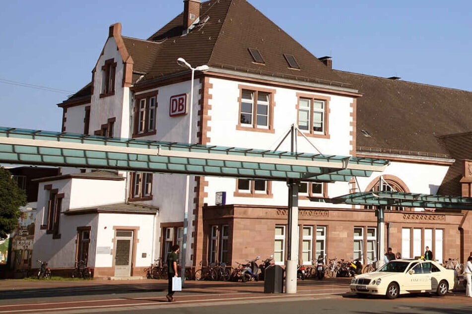 Vor dem Bahnhof in Herford fand die Attacke statt. (Symbolbild)