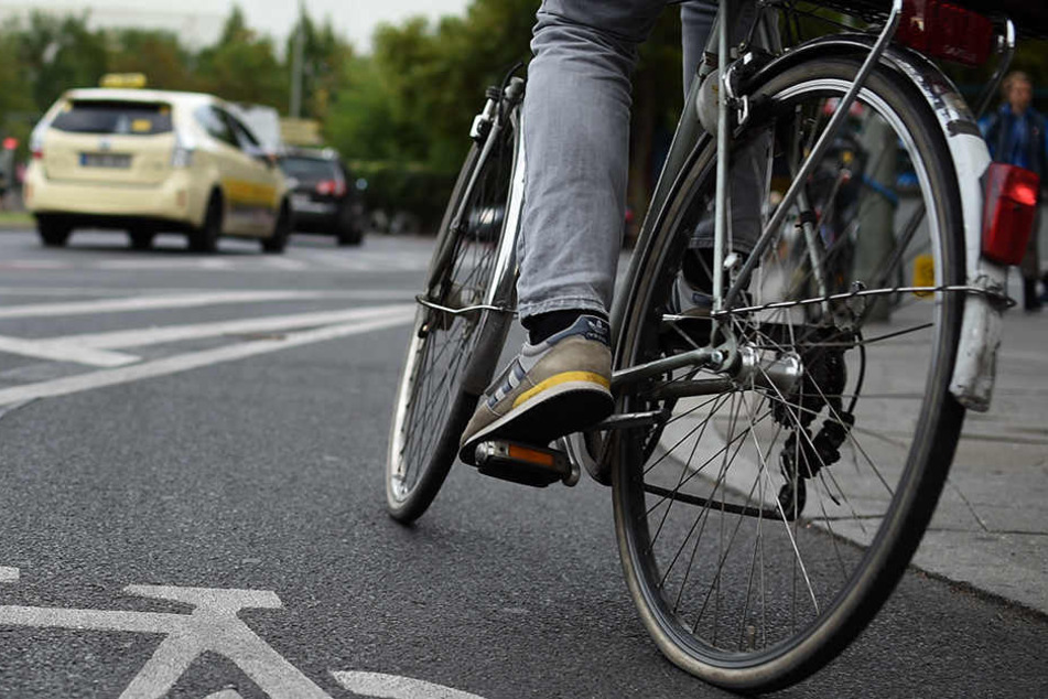 Noch im Vorbeifahren schlug der Fahrradfahrer dem 20-Jährigen ins Gesicht. (Symbolbild)