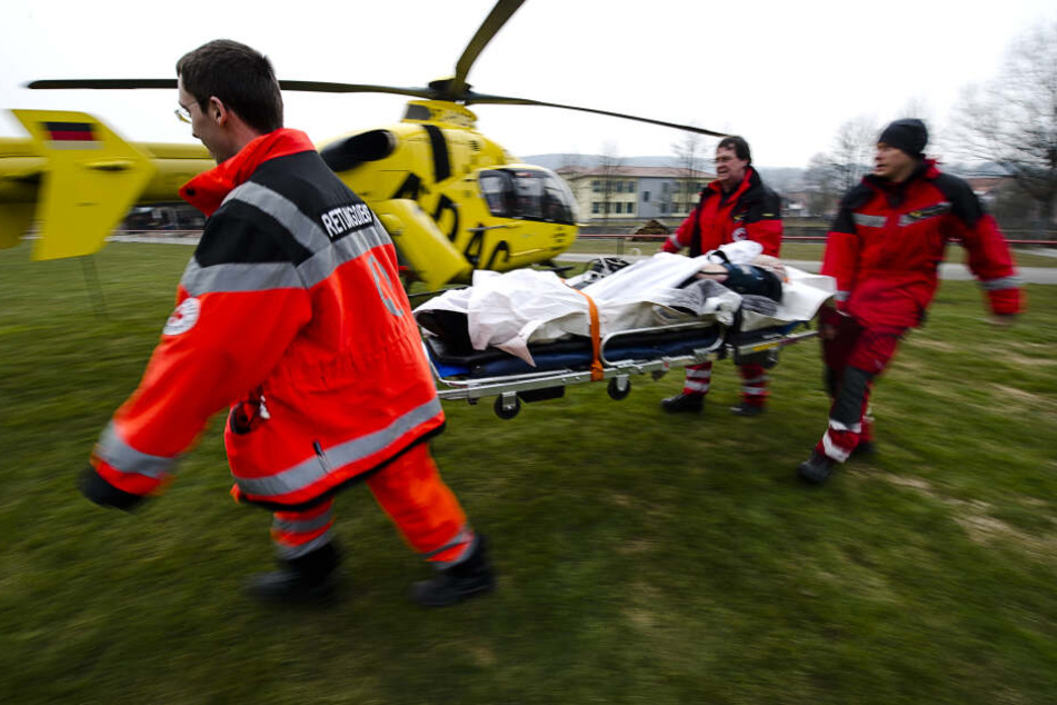 Er musste mit einem Rettungshubschrauber in eine Kölner Spezialklinik geflogen werden. (Symbolbild)