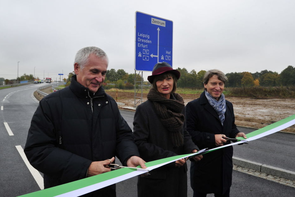 Jürgen Rannacher von der Baufirma VSTR Rodewisch, Oberbürgermeisterin Barbara Ludwig und Tiefbauamtsleiter Bernd Gregorzyk bei der feierlichen Übergabe.