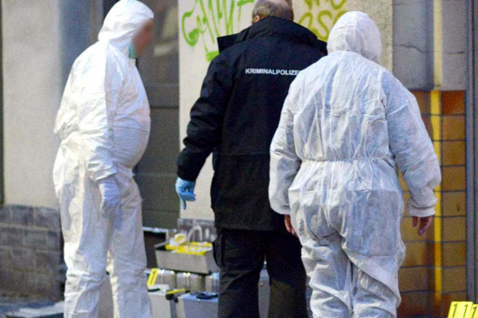 Die Mordkommission hat die Ermittlungen zu den Hintergründen der Tat übernommen. (Symbolbild)