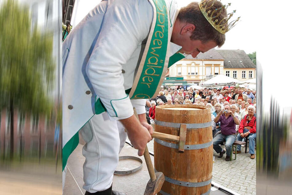 Damals war noch alles gut: Der 12. Spreewälder Gurkenkönig Robert I. (Robert Koglin) stach 2010 nach seiner Krönung am Samstag in Golßen ein Gurkenfass an!
