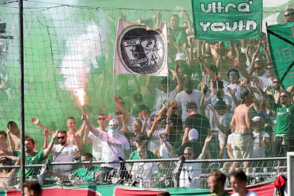 Beim Derby gegen Lok Leipzig zündeten grün-weiße Fans verbotene Pyrotechnik. (Archivbild)