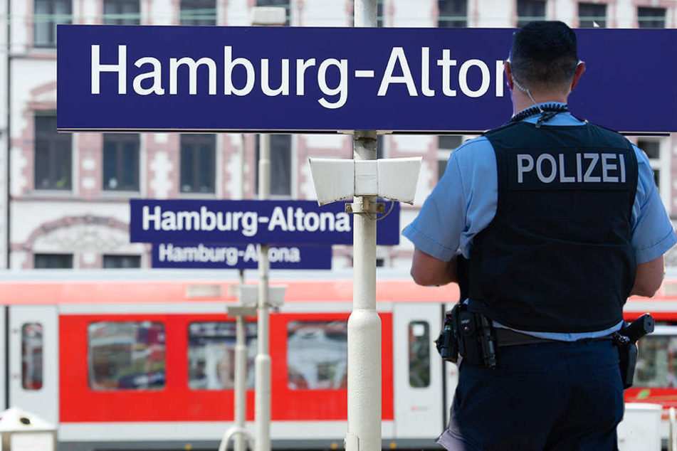 Die Bundespolizei musste am Bahnhof Altona einen Obdachlosen festnehmen, nachdem dieser eine Reinigungskraft mit einem Messer bedrohte.
