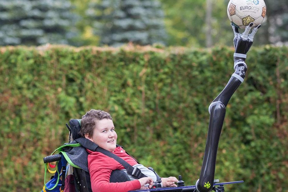 Kunststück am ausgestreckten Arm: Der aufgeweckte Noah beherrscht seinen
Roboterarm inzwischen so gut, dass er
damit sogar kleine Balance-Akte vollführen kann.