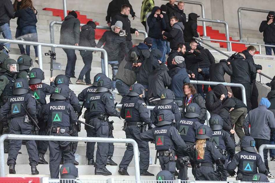 Nach dem Spiel von Rot-Weiß-Erfurt gegen den Frankfurter SV war so zu gewalttätigen Ausschreitungen gekommen.