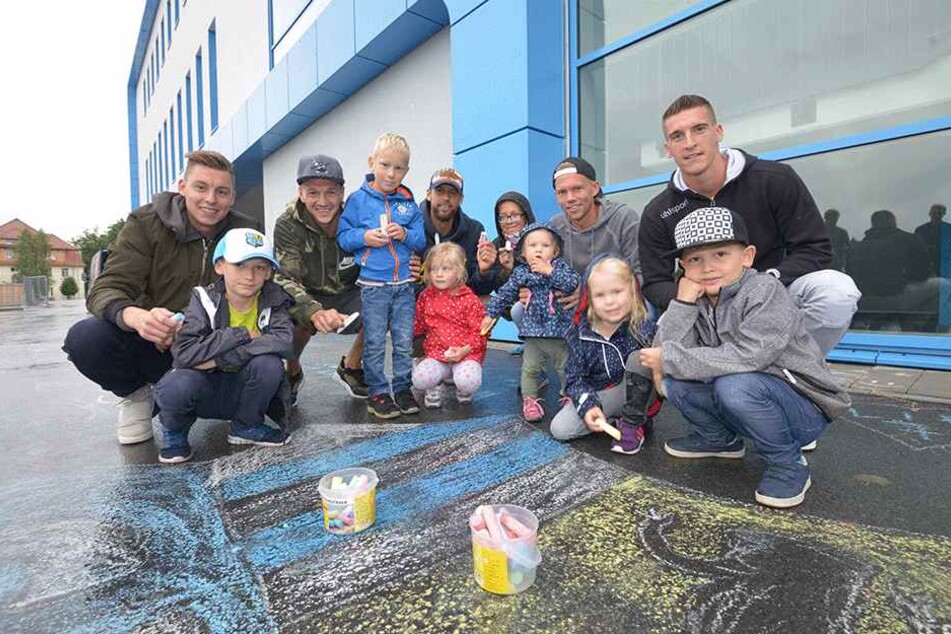 Erst waren die Kids kreativ, danach die Spieler begeistert - vorm Stadion wurde gestern fleißig gemalt.