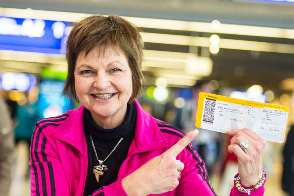 Voller Stolz zeigt Fräulein Menke Anfang Januar 2017 ihr Ticket ins Dschungelcamp.