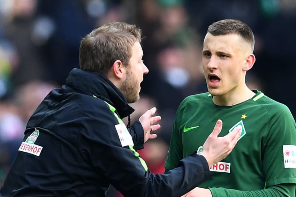 Maximilian Eggestein (rechts) nimmt Anweisungen von Trainer Florian Kohfeldt entgegen.