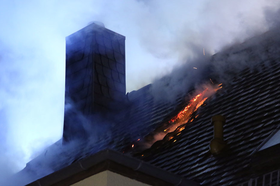 Die Flammen breiteten sich schnell auf den Dachstuhl aus.