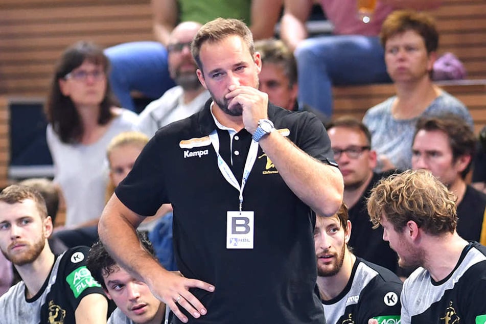 Die Miene spricht Bände. HCE-Trainer Christian Pöhler alles andere als begeistert.