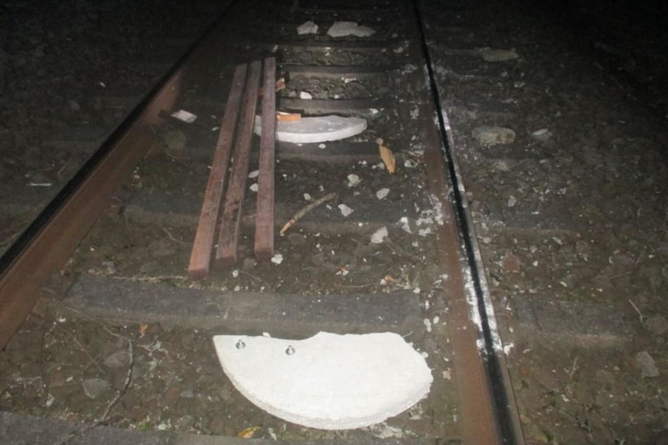 Wegen der Betonteile mussten zwei Züge eine Schnellbremsung einleiten.