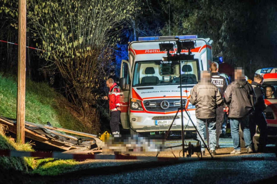 Einsatzkräfte am Dienstagabend an der Unglücksstelle.