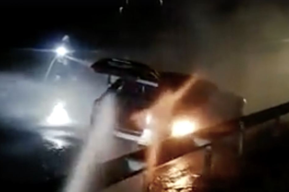 Teilweise schlugen zwei Meter lange Flammen aus dem Sportwagen.