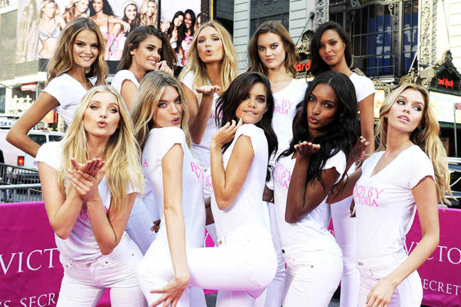 Seit Jahren läuft Jasmine Tookes (unten, 2.v.r.) für das Label. Letztes Jahr mit diesen Mädels.