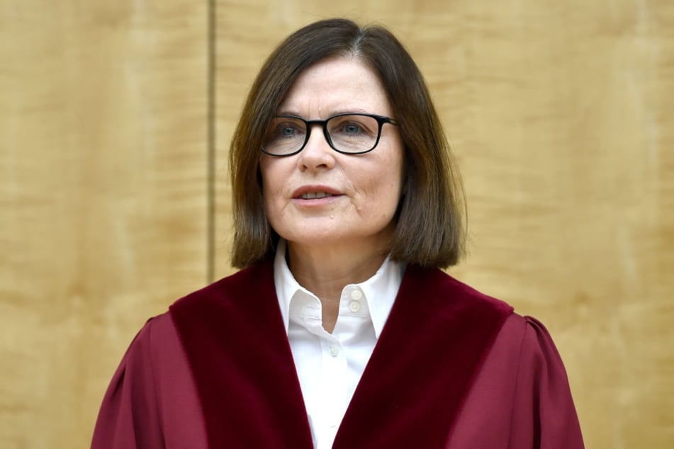 Die Präsidentin des NRW Verfassungsgerichtes Ricarda Brandtseröffnet in einem Saal die Sitzung.