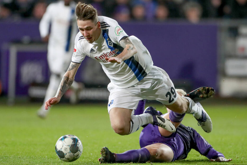 Adrian Fein fällt nach einem Zweikampf gegen Osnabrücks Niklas Uwe Schmidt.
