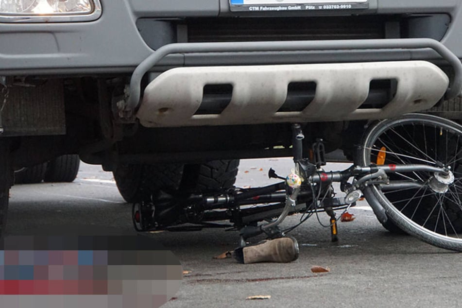Die Frau soll mehrere Meter unter dem Lkw mitgeschleift worden sein.