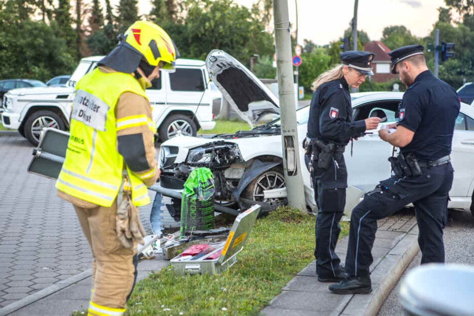 Die Unfallaufnahme erfolgte durch die Polizei, rettend eingegriffen hatte bei dem Unfall allerdings die Feuerwehr von Airbus.