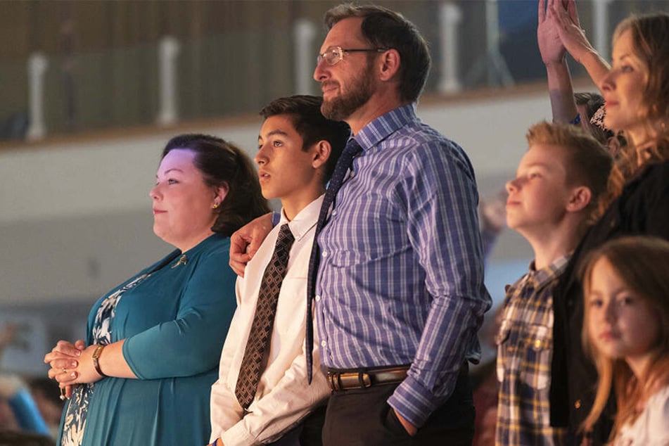 Gemeinsamer Kirchenbesuch von links: Joyce (Chrissy Metz), ihr Sohn John (Marcel Ruiz) und ihr Mann Brian (Josh Lucas) als Familie vereint.