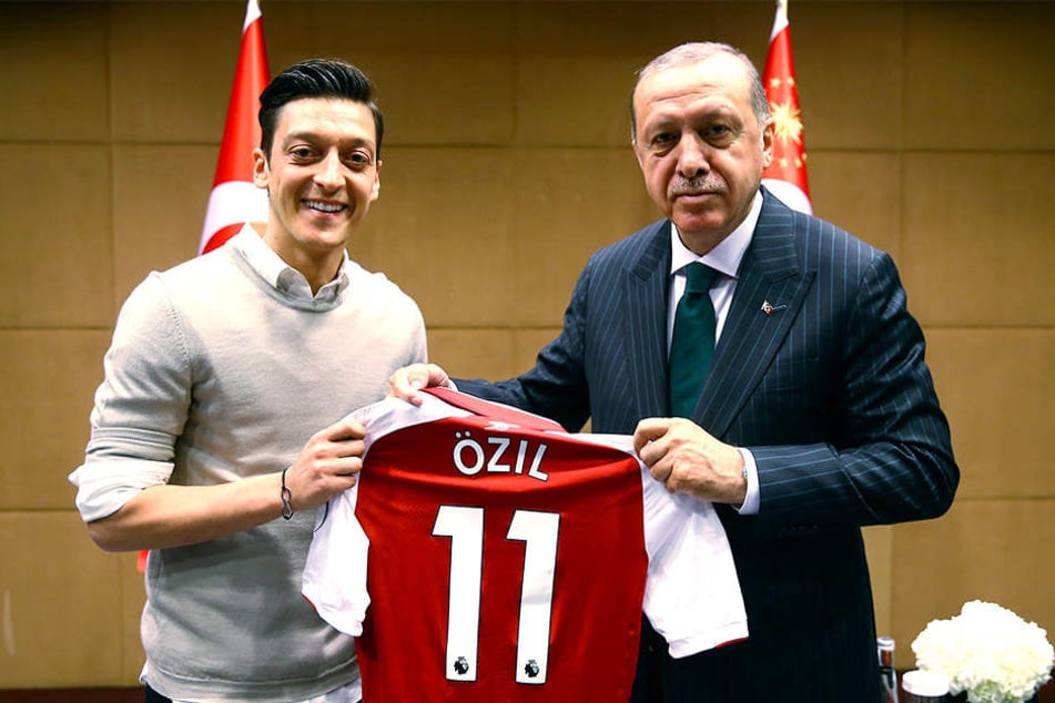 Dieses Foto mit dem türkischen Staatspräsidenten Recep Tayyip Erdogan (r.) macht Mesut Özil (l.) zum momentan umstrittensten deutschen Nationalspieler.