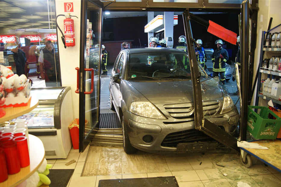 Die Frau krachte mit dem Auto in die Eingangstür.